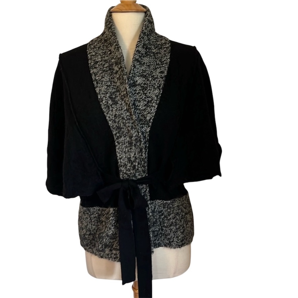 Peck & Peck Wool Black w/gray trim Kimono style snap buttons & Belt Size Medium